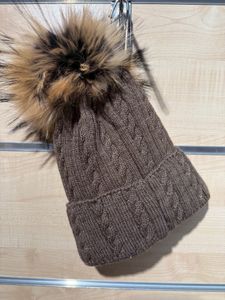 Hovedbilde Strikkelue m/dusk oppbrett Brun